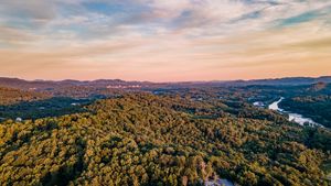 hings to do in Asheville in late summer, late summer activities Asheville NC, what to do in September in Asheville, Asheville things to do in September, Apple Picking Asheville, Coston Farm Apple Picking, Asheville apple orchards, asheville corn maze 2025,